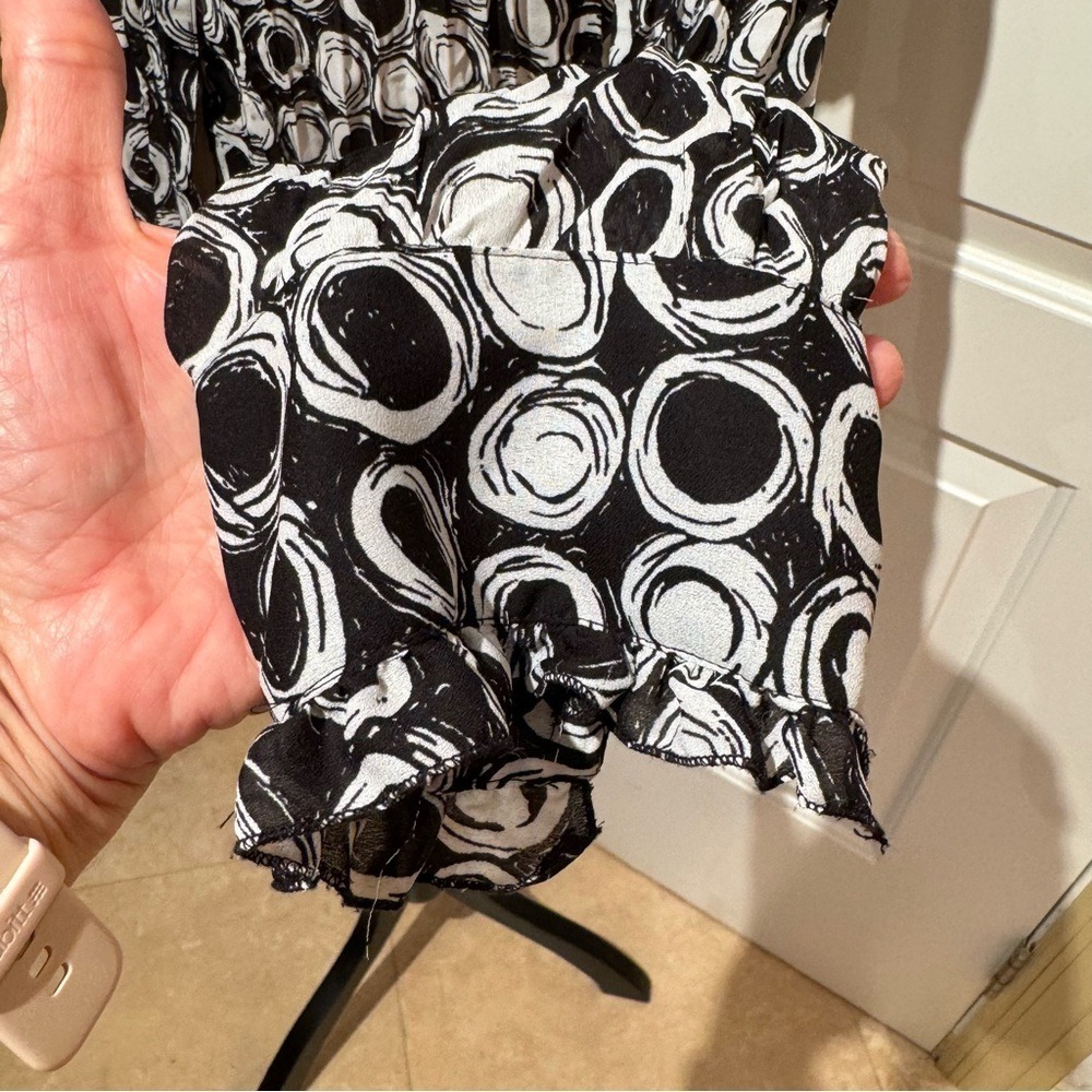 WORTHINGTON. L.Black & White Circle pattern. Ruffled,Pleated blouse.Button down. - Picture 4 of 8